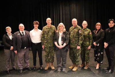 Students and  staff members pose with Canadian Chief of Defence Staff, General Wayne Eyre