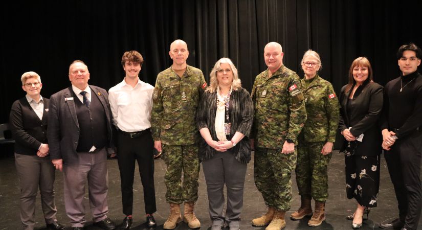Students and  staff members pose with Canadian Chief of Defence Staff, General Wayne Eyre